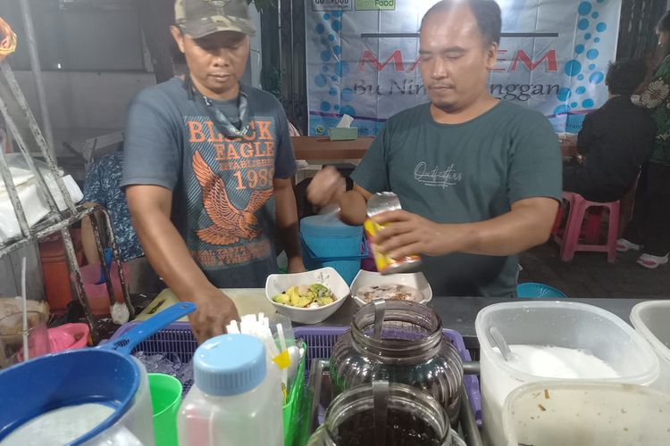 Pemilik Es Marem Bu Ning Kranggan, Susanto, sedang melayani pelanggan, Selasa (11/4/2023).