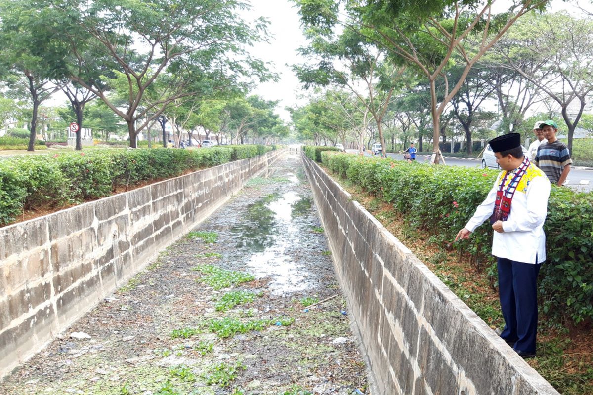 Walikota Jakarta Timur Muhamad Anwar saat meninjau lokasi yang akan dibangun crossing saluran di Cakung Timur, Jakarta Timur, Jumat (26/10/2018)