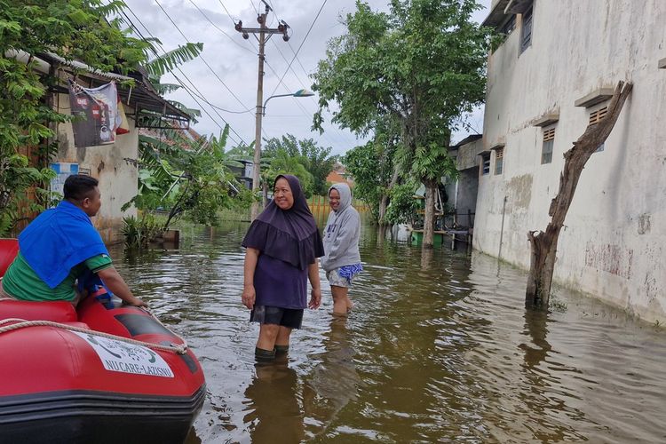 Warga Trimulyo Kota Semarang bertahan di rumah meski terkepung banjir, Minggu (17/3/2024).