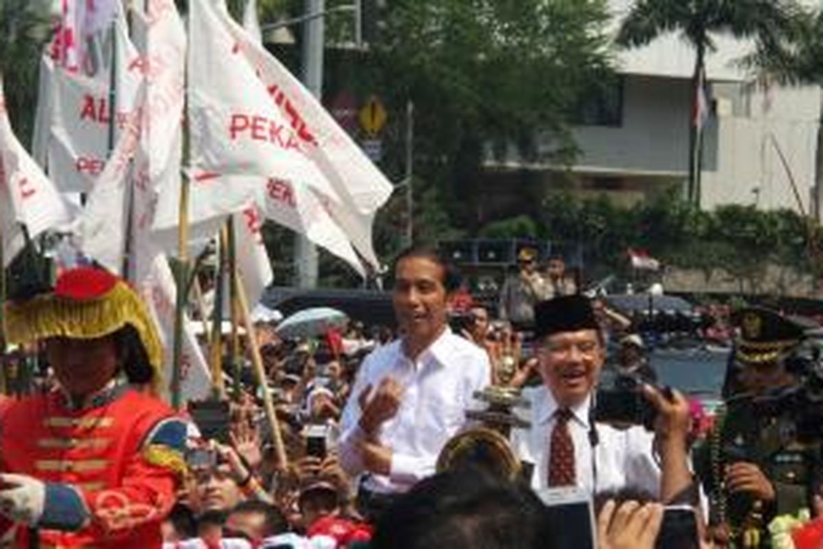 Presiden Joko Widodo dan Wakil Presiden Jusuf Kalla menaiki kereta kuda di Bundaran HI, Jakarta Pusat, Senin (20/10/2014).