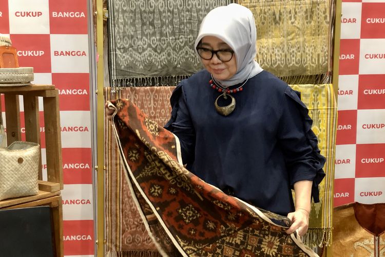 Reni Kusuma Wardhani, seorang pegiat batik sekaligus penulis Buku Step by Step 37 Gaya Mari Berkain menyampaikan tips merawat batik agar tahan lama. 