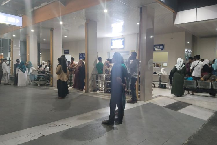 Suasana di rumah sakit yang menjadi rujukan para jemaah yang menjadi korban keracunan saat kegiatan pengajian dan sholawatan di Desa Krecek, Kecamatan Badas, Kabupaten Kediri, Jawa Timur, Selasa (1/10/2024) malam.