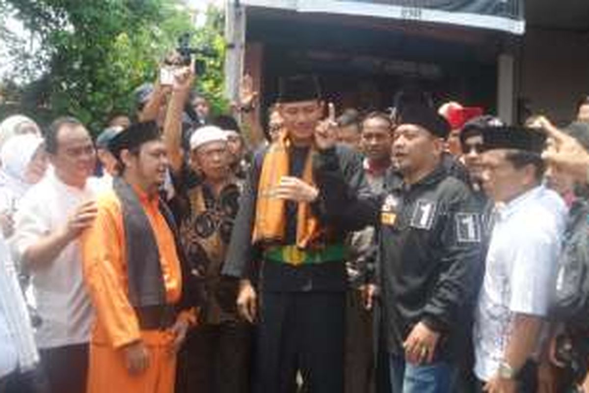 Calon gubernur DKI Agus Harimurti Yudhoyono saat mencoba menjajal silat Betawi di Kelurahan Sukabumi Utara, Jakarta Barat, Kamis (17/11/2016)