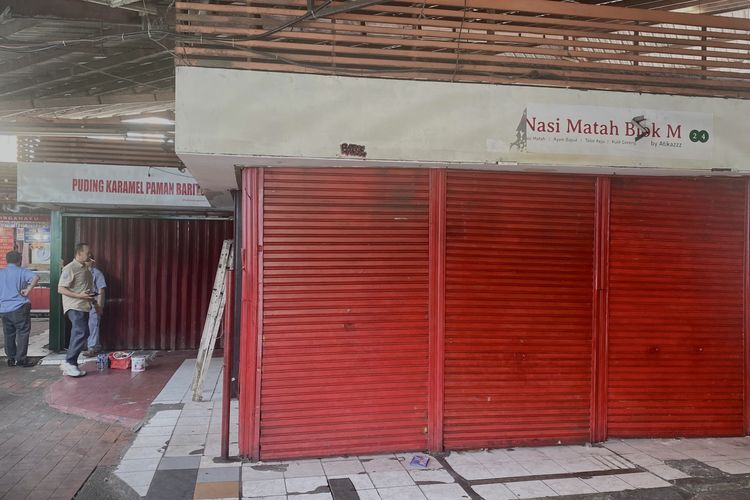 Salah satu kios di Plaza 2 Blok M yang viral, Kios Nasi Matah Blok M tampak tutup setelah ramai kabar kenaikan harga sewa, Rabu (3/9/2025).