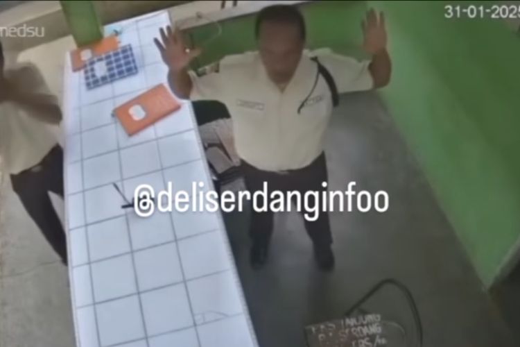 Potongan gambar perampok menodongkan senjata api ke arah satpam saat merampok tauke sawit di Kabupaten Deli Serdang, Sumatera Utara, Jumat (31/1/2025