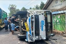 Adu Banteng Truk Vs Avanza di Magelang, Terguling Hantam Rumah Warga 