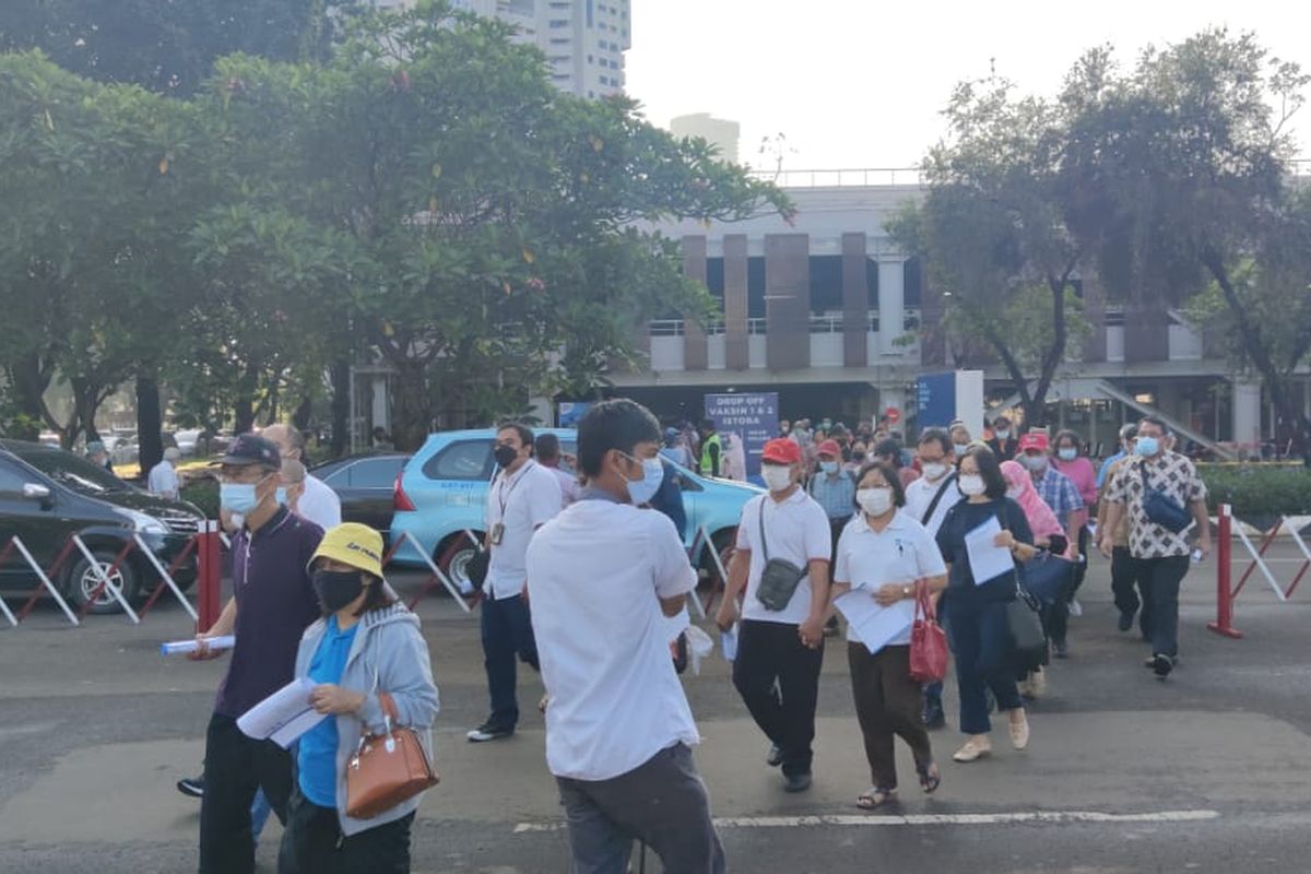 Sentra vaksinasi Covid-19 di Istora Senayan, Jakarta Pusat, tetap ramai di bulan puasa Ramadhan.   Pantauan kompas.com, Kamis (15/4/2021) pagi, pukul 07.30 WIB, ratusan warga lansia sudah mengantre di gedung parkir sebrang Istora Senayan. 