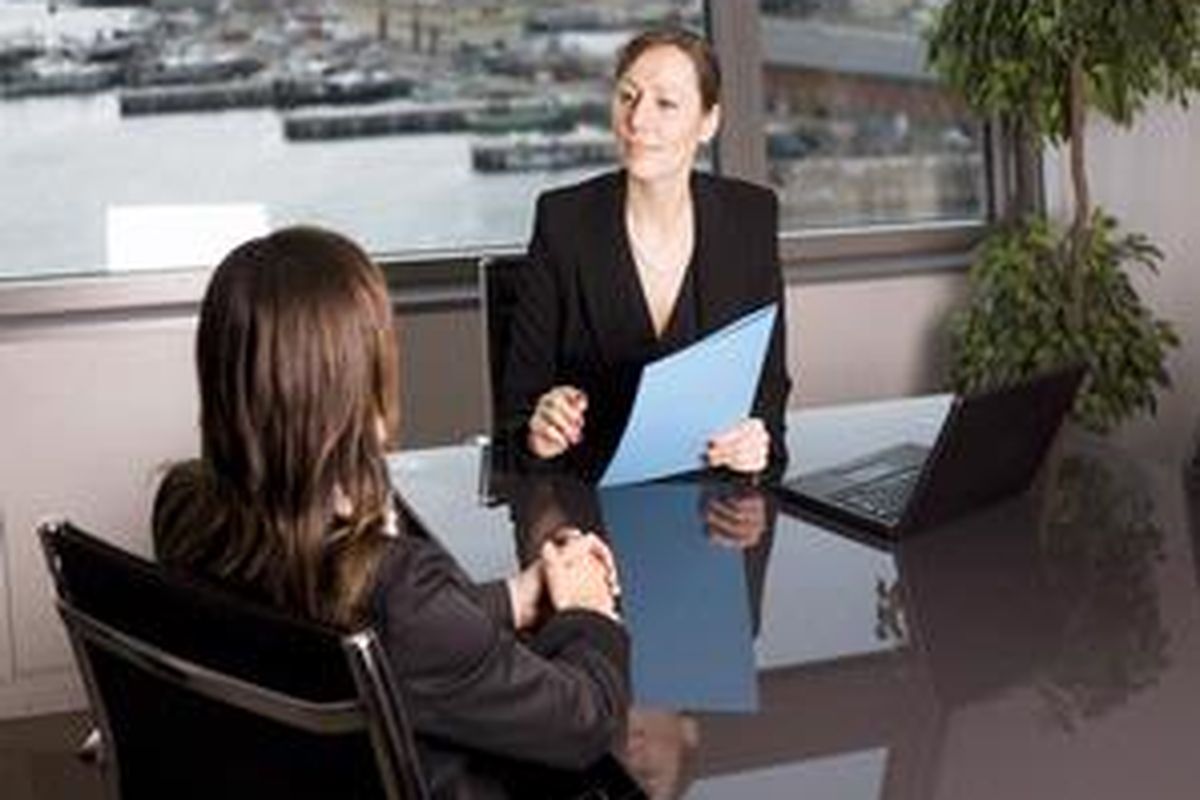 Pakaian sopan dan sesuai, sikap tubuh yang tenang, dan pertanyaan cerdas, pasti membuat Anda diterima di perusahaan idaman itu. 