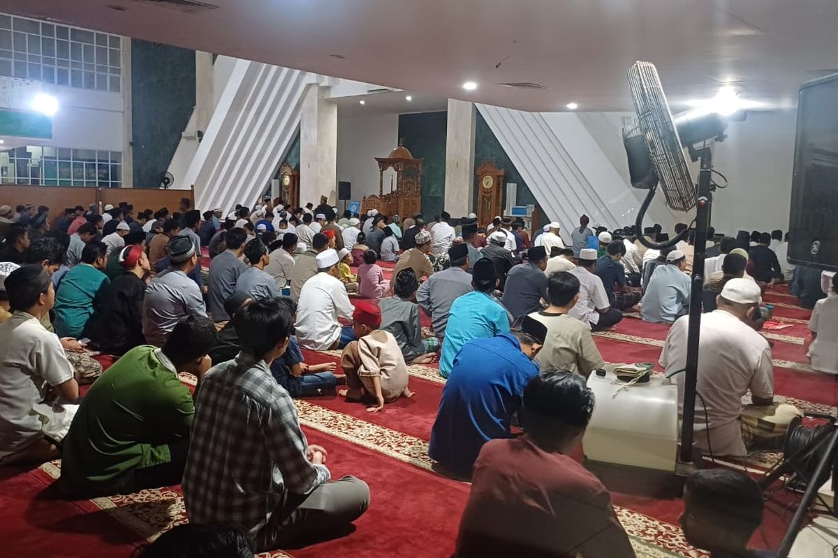 Suasana tarawih pertama di Masjid KH Hasyim Asy'ari, Cengkareng, Jakarta Barat 