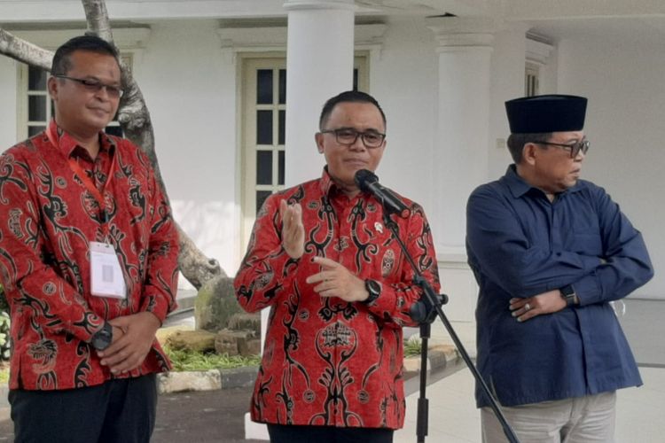 Menteri Pendayagunaan Aparatur Negara dan Reformasi Birokrasi (Menpan RB) Abdullah Azwar Anas (tengah) memberi keterangan pers bersama Juru Bicara Wakil Presiden Masduki Baidlowi dan Kepala Lembaga Administrasi Negara (LAN) Adi Suryanto di Istana Wakil Presiden, Jakarta, Rabu (16/11/2022).