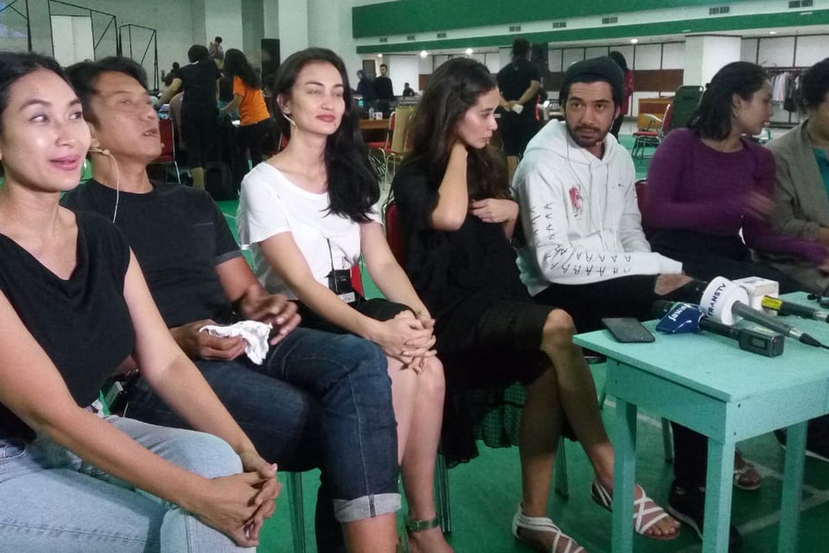 (dari kiri) Happy Salma, Teuku Rifnu Wikana, Atiqah Hasiholan, Marsha Timothy, Reza Rahadian, Chelsea Islan, dan Sita Nursanti saat ditemui dalam sesi latihan konser musikal Cinta Tak Pernah Sederhana di Kemendikbud, kawasan Senayan, Jakarta Pusat, Rabu (13/3/2019).