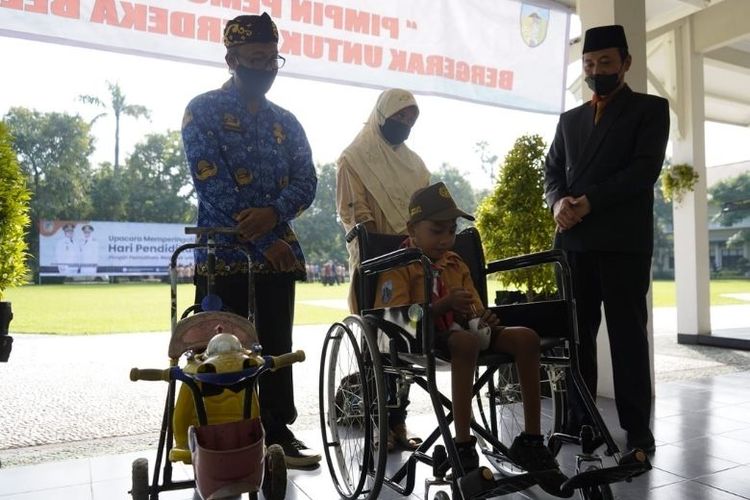 Budi Bersama ibunya, Damini.