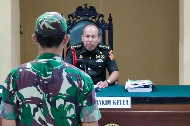 Mayor D (membelakangi kamera), sedang mendengar putusan yang dibacakan Ketua Majelis Hakim Kolonel Chk Sultan, dalam kasus mutilasi empat warga di Kabupaten Mimika, tahun lalu. Dalam sidang tersebut, Mayor D divonis hukuman penjara seumur hidup dan dipecat dari kesatuan TNI, Jayapura, Papua, Selasa (24/1/2023)