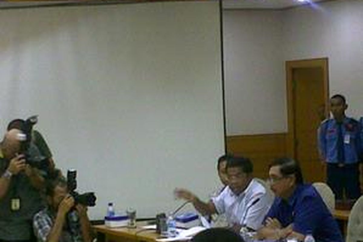 Ketua Pansus Angket Century, Idrus Marham (berkemeja putih) memimpin forum diskusi dengan para mahasiswa yang tergabung dalam Jaringan Mahasiswa Nasional di Gedung DPR, Senin (7/12). Posisinya sebagai ketua dipertanyakan oleh para mahasiswa.