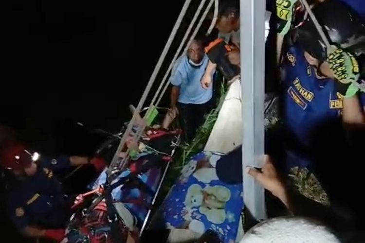 Remaja di Depok Terjun ke Jurang 5 Meter Saat Ambil Bola Alami Luka Kaki