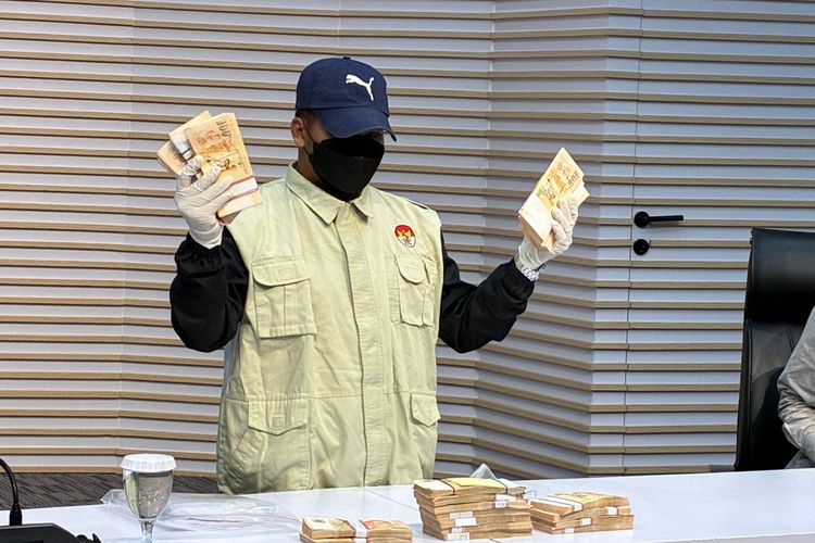 Komisi Pemberantasan Korupsi (KPK) memamerkan barang bukti berupa uang tunai sebesar 189.000 Dollar Singapura yang disita dalam Operasi Tangkap Tangan (OTT) PT Inhutani V, pada Kamis (14/8/2025).