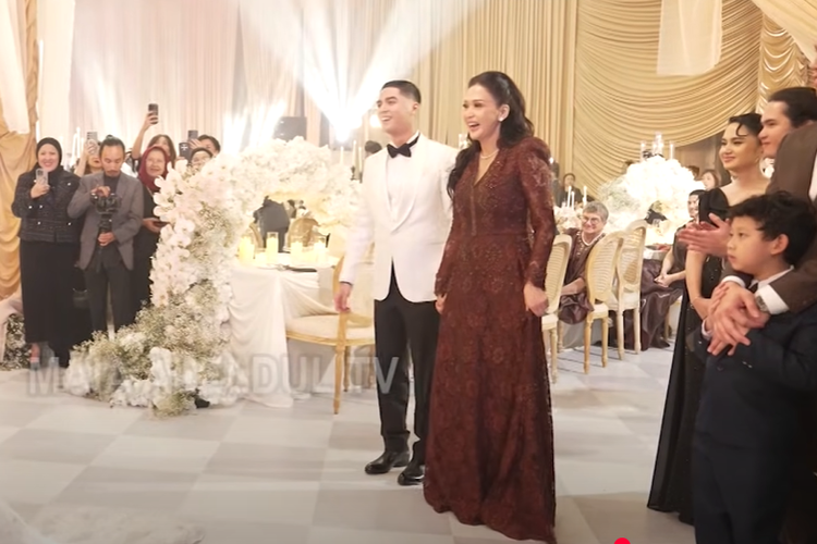 Maia Estianty tampil anggun menggunakan gaun brokat berwarna coklat saat menghadiri intimate dinner pernikahan Al Ghazali dengan Alyssa Daguise pada malam setelah akad, Senin (16/6/2025).