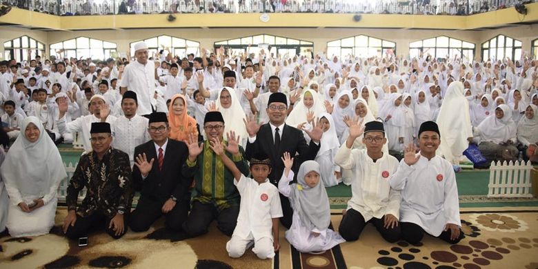 Gubernur Jabar Ridwan Kamil menghadiri acara wisuda para penghafal Al Quran Yayasan SIT Adzkia Angkatan VII di Masjid Al Muttaqin, Setukpa Lemdiklat Polri, Kota Sukabumi, Sabtu (26/10/19).