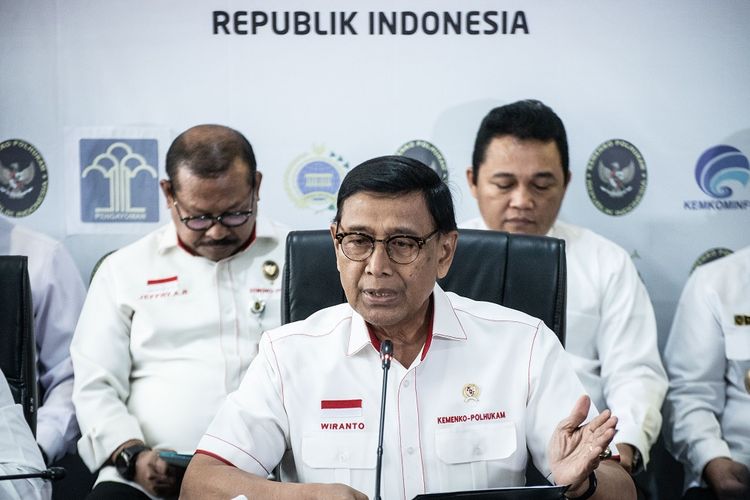 Menko Polhukam Wiranto (tengah) memberikan keterangan pers terkait revisi UU KPK di Jakarta, Rabu (18/9/2019). Wiranto menegaskan agar masyarakat tidak perlu mencurigai lembaga negara terutama Presiden Joko Widodo terkait revisi undang-undang Komisi Pemberantasan Korupsi (UU KPK) yang telah disahkan menjadi undang-undang dalam Rapat Paripurna DPR pada Selasa (17/9), karena pemerintah sendiri tidak menginginkan pemberantasan korupsi dan pencegahannya menjadi tumpul di Indonesia. ANTARA FOTO/Aprillio Akbar/nz. 