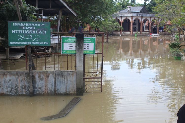 Salah satu pesantren terendam banjir di Desa Rayeuk Pange, Kecamatan Matangkuli, Aceh Utara, Jumat (7/1/2022).