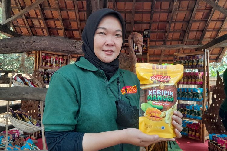 Yussi Chairisima menunjukkan keripik mangga Pangga Snack saat Festival Desa Wisata Sumberjaya di Kebon Jatidipala, Desa Sumberjaya, Kecamatan Tempuran, Karawang, Jawa Barat, Selasa (25/7/2023).