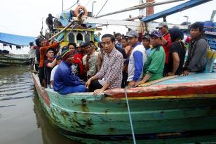 Calon presiden Joko Widodo berdialog dengan nelayan di Pelabuhan Perikanan Pantai Tegalsari, Tegal, Jawa Tengah, Kamis (19/6/2014). Pemilu Presiden 2014 akan diselenggarakan pada 9 Juli mendatang.