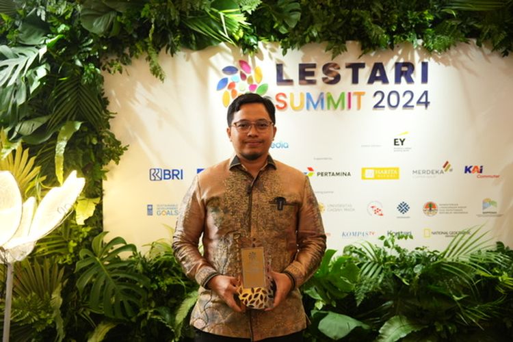 Bupati Hulu Sungai Tengah (HST) Aulia Oktafiandi menerima penghargaan Lestari Award kategori Pembangunan Lingkungan Berkelanjutan dan Kesejahteraan Sosial dalam acara Lestari Summit di Raffles Hotel Jakarta, Rabu (21/8/2024).
