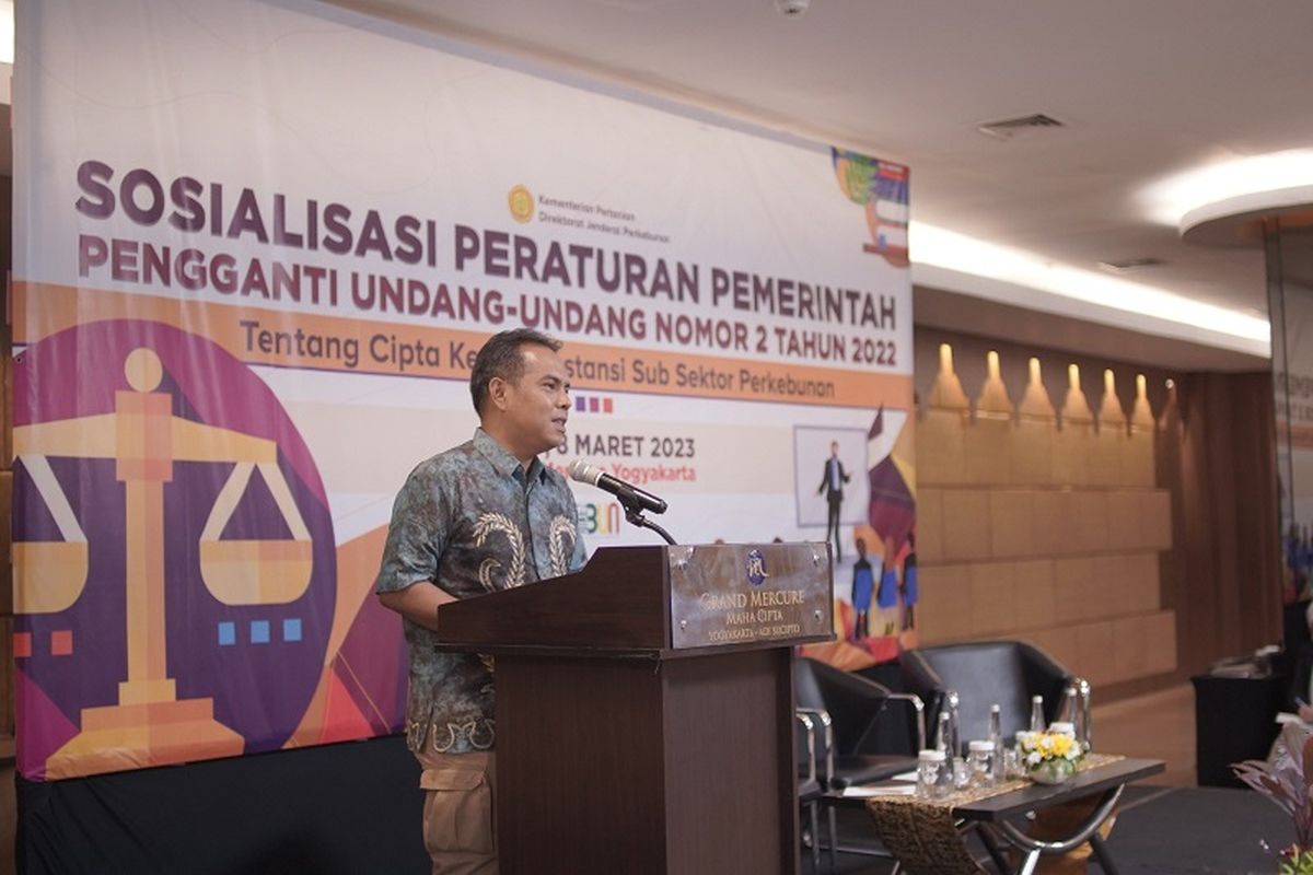 Sekretariat Direktorat Jenderal (Ditjen) Perkebunan Heru Tri Widarto melakukan Sosialisasi Peraturan Pemerintah Pengganti Undang-undang Nomor 2 Tahun 2022 tentang Cipta Kerja dan Perizinan Berusaha Subsektor Perkebunan, di Yogyakarta, Rabu (8/3/2023). 