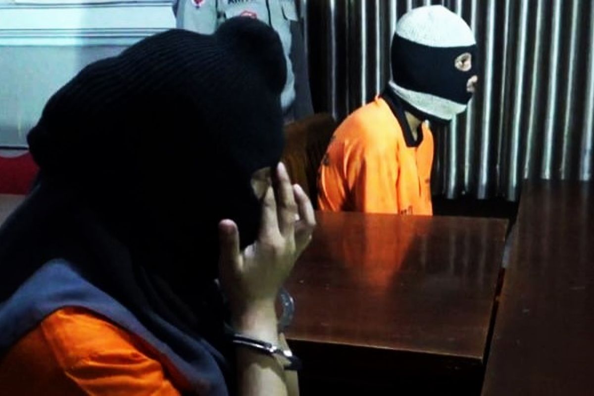 Terduga pelaku pembuang bayi yang diketakkan di gazebo di Magetan. Kedua pelaku mengaku mahasiswa di salah satu perguruan tinggi Jombang ini mengaku kesulitan biaya untuk merawat bayi mereka karena keduanya tidak bekerja sehingga memilih membuangnya di Gazebo