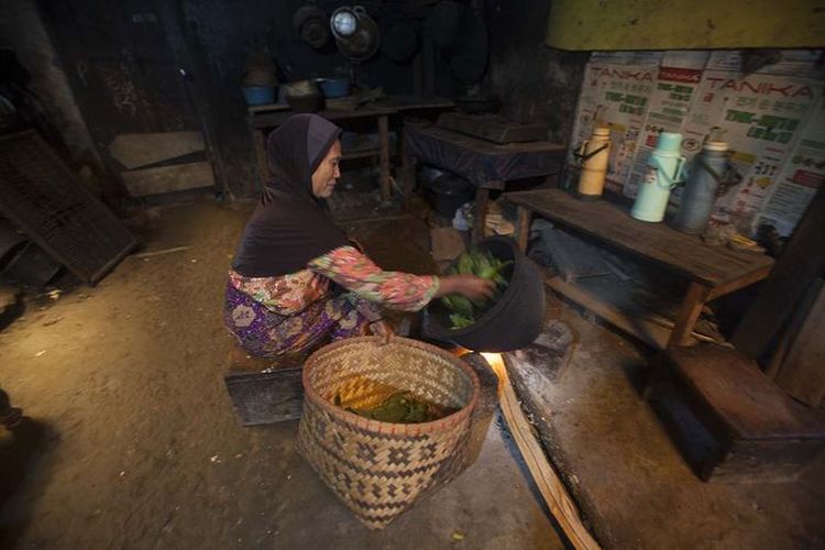 Kegiatan warga Slawi membuat teh menggunakan wadah tembikar atau paso. 