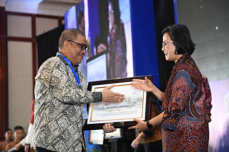 Sekretaris Jenderal Kementerian Sosial Hartono Laras menerima langsung plakat BMN Award dari Menteri Keuangan Sri Mulyani Indrawati, di Kompleks Gedung Kementerian Keuangan, Jakarta, Kamis (12/9/2019). 