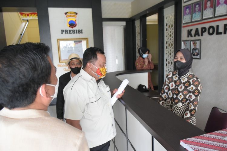 Kader Partai Gerindra Banyumas, Jawa Tengah, mendatangi Mapolresta Banyumas, Rabu (26/1/2022).