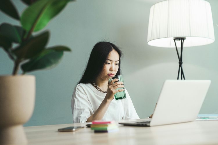 Ilustrasi perempuan minum air putih