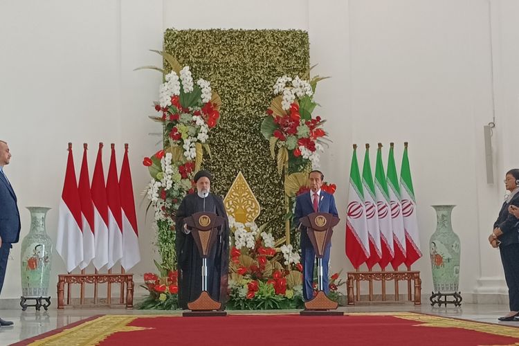 Presiden Joko Widodo memberikan keterangan pers bersama Presiden Iran Ebrahim Raisi di Istana Kepresidenan Bogor, Jawa Barat, Selasa (23/5/2023).