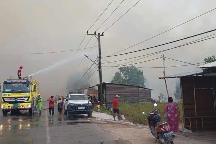 Api Karhutla Dekati Permukiman, Jalur Trans Kalimantan di Banjarbaru Ditutup Sementara