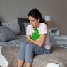 13 Cara Mengatasi Sakit Perut saat Haid Pakai Obat dan Secara Alami
