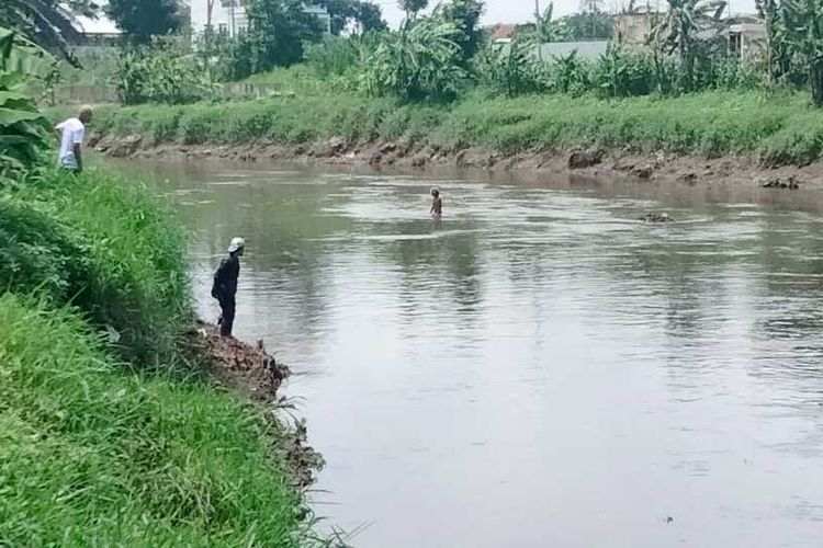Petugas bersama warga tengah mengevakuasi dua anak yang tenggelam akibat berenang di Sungai Citarum, pada Selasa (30/1/2024) pukul 12.30 WIB
