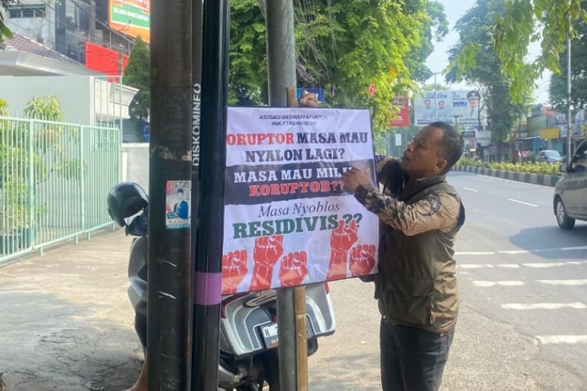 Bawaslu Kota Malang menertibkan salah satu banner yang diduga menyudutkan salah satu calon wali (cawali) kota yang bertarung dalam Pilkada Kota Malang 2024. 