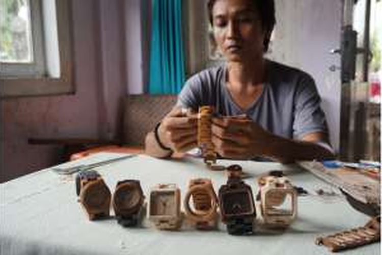 Akbar, warga Banyuwangi mengubah limbah kayu menjadi jam tangan