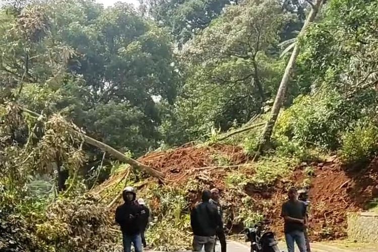 Jalan Raya Cugenang, Cianjur yang menjadi akses ke Cianjur via Puncak tertutup karena longsoran akibat gempa Cianjur. Arus Cianjur-Bandur dialihkan, Senin (21/11/2022).