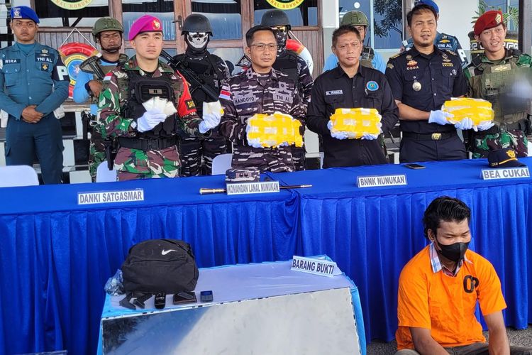 Prescon pengungkapan 3,3 kg sabu dalam televisi yang dibawa TKI Malaysia. Diamankan TNI AL di Pulau Sebatik