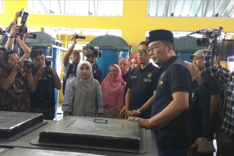 Gubernur Jawa Barat Ridwan Kamil meninjau tempat pengolahan sampah di Bank Sampah yang berada di Kecamatan Sidamulih, Kabupaten Pangandaran, Sabtu (13/7/2019).