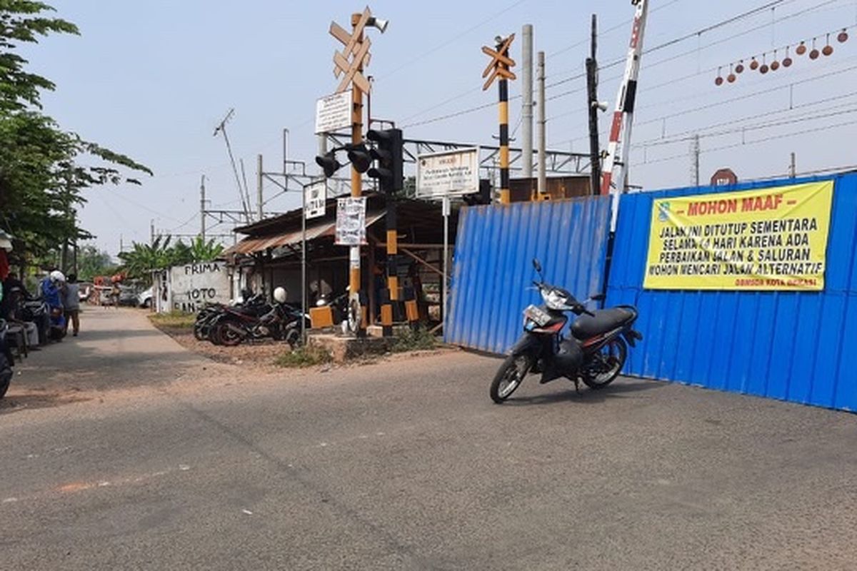 Jalan Kh Agus Salim tepatnya di rel kereta api Kelurahan Bekasi Jaya, Kecamatan Bekasi Timur ditutup sementara mulai Jumat (24/7/2020) ini.