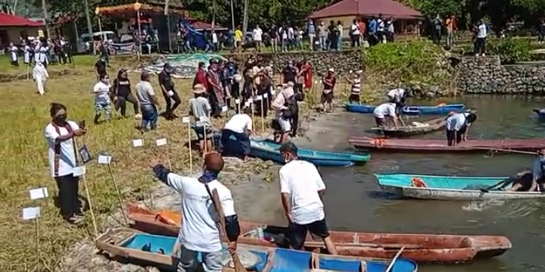Para Nelayan yang menjadi peserta Festival Mardoton bersiap siap mengayuh sampan, di pantai Tuk tuk Danau Toba, Samosir, Sabtu (13/3/2021).