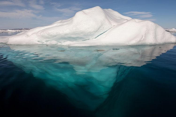 Mencairnya es membuka jalur kapal dan pesawat ke Arktik. Suara bising bawah laut mengganggu satwa liar dan kehidupan masyarakat setempat.