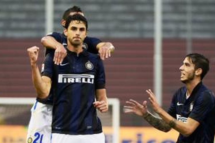 Pemain Inter Milan Andrea Ranocchia (tengah) merayakan kemenangan setelah memasukkan gol ke gawang Udinese di Stadion Friuli, Udine, Minggu (3/11/2013). Inter Milan menang 3-0 dalam lag itu.