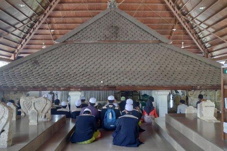 Para peziarah di makam Sunan Bonang, tempat wisata religi di Tuban. 