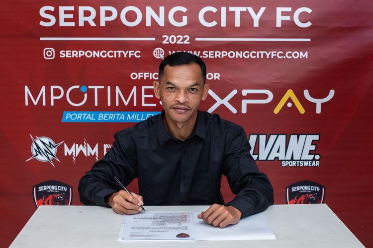 Mantan pemain Liga 1, Busari, saat menandatangani kontrak bersama klub peserta Liga 3 Serpong City FC (SCFC).
