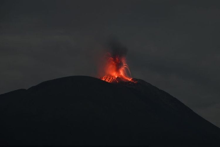 Gunung Ile Lewotolok lontarkan lava pijar pada Selasa (23/4/2024)