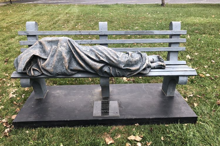 Gereja episkopal St. Barnabas di Bay Village, Cleveland, Ohio, AS sengaja meletakkan patung Yesus yang dibuat seakan-akan seperti gelandangan tidur di atas kursi taman. Tindakan itu dilakukan untuk meningkatkan kesadaran warga untuk berbagi kepada tunawisma di daerah tersebut.